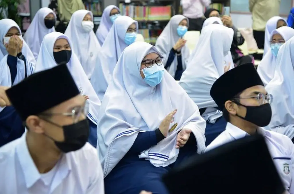 Kejayaan 25 pelajar Aljunied dalam Diploma IB memberangsangkan: Masagos