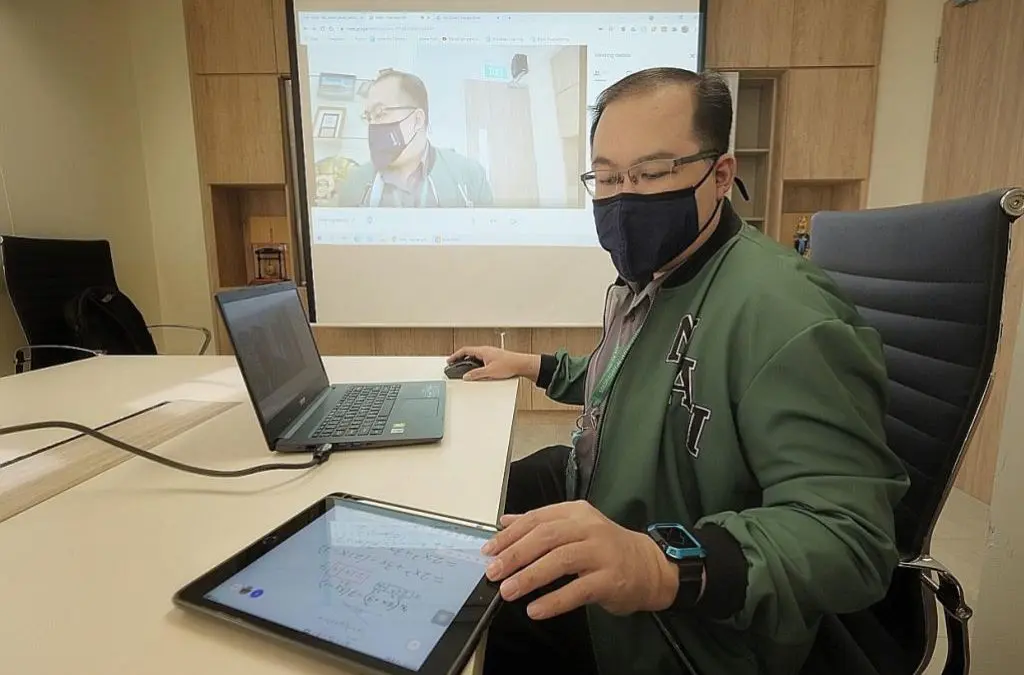 Ikuti kursus guna wadah dalam talian untuk mengajar